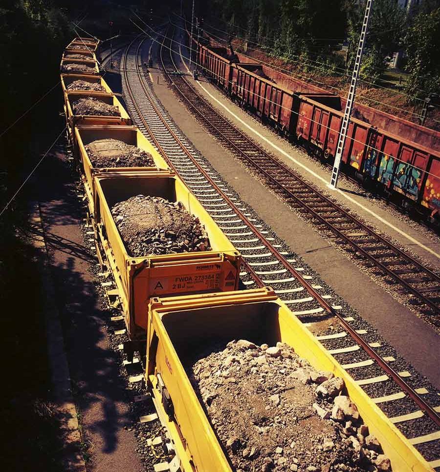 Bei der DB Fahrwegdienste ist eine genaue Planung erforderlich: Transporte zur und von der Baustelle. Bei der DB Fahrwegdienste ist eine genaue Planung erforderlich: Transporte zur und von der Baustelle.