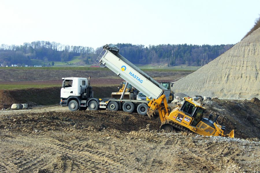 Mittelland Transport ist der Spezialist für Kies, Aushub, Beton und Belagsmaterial Mittelland Transport ist der Spezialist für Kies, Aushub, Beton und Belagsmaterial