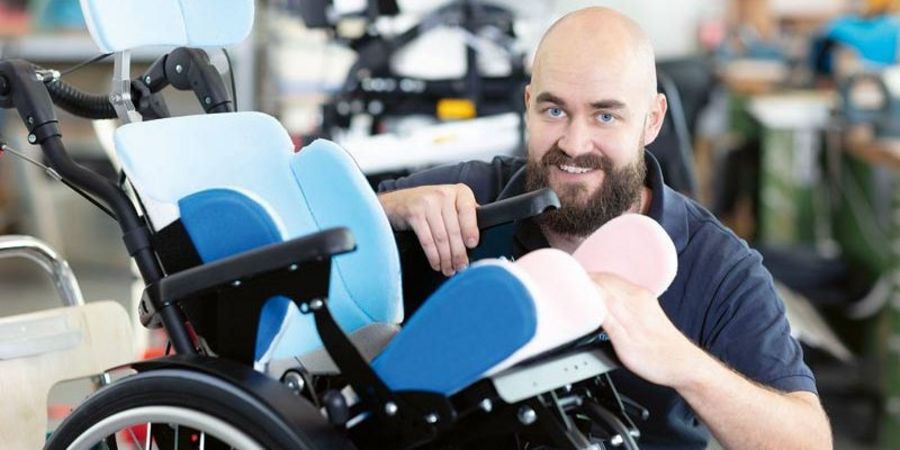 Mannl + Hauck - Mitarbeiter in der Werkstatt für Kinderreha-Produkte