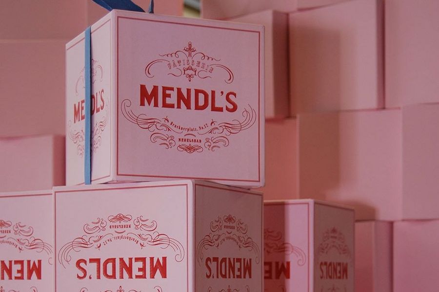 Die berühmten Mendl‘s Boxen, aus dem Film „The Grand Budapest Hotel“ kommen von FAPACK. Die berühmten Mendl‘s Boxen, aus dem Film „The Grand Budapest Hotel“ kommen von FAPACK.
