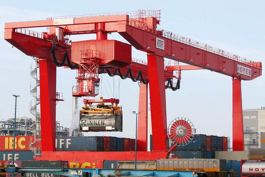 Ein Köthener Container-Portalkran im Einsatz am Terminal in Schkopau Ein Köthener Container-Portalkran im Einsatz am Terminal in Schkopau