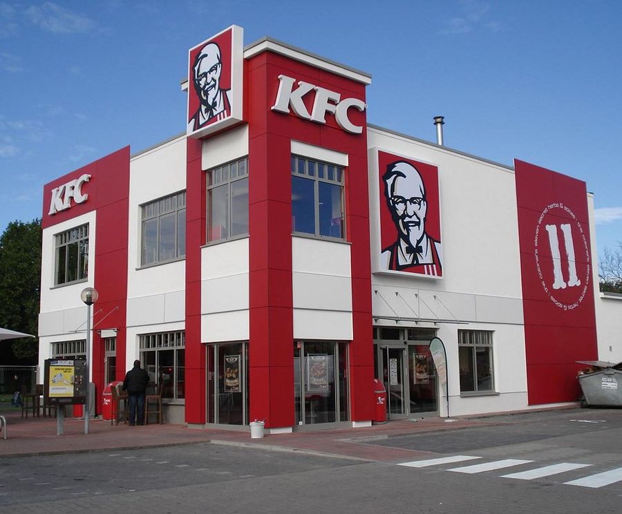Für KFC übernahm STORCK die Fassadenumgestaltung diverser Filialen Für KFC übernahm STORCK die Fassadenumgestaltung diverser Filialen