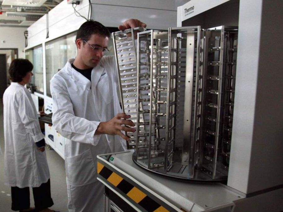 In den Laboren der Actelion Pharmaceuticals Ltd entwickeln die Forscher neue Medikamente In den Laboren der Actelion Pharmaceuticals Ltd entwickeln die Forscher neue Medikamente