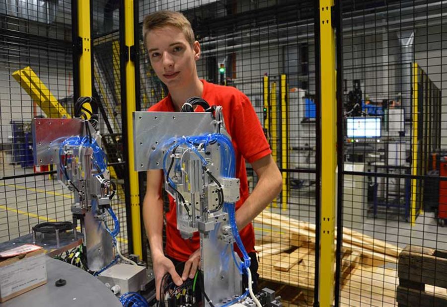 Ausbildung als Wettbewerbsvorteil: In Karlstein bildet Pollmann zahlreiche junge Leute zu Mechatronikern aus Ausbildung als Wettbewerbsvorteil: In Karlstein bildet Pollmann zahlreiche junge Leute zu Mechatronikern aus