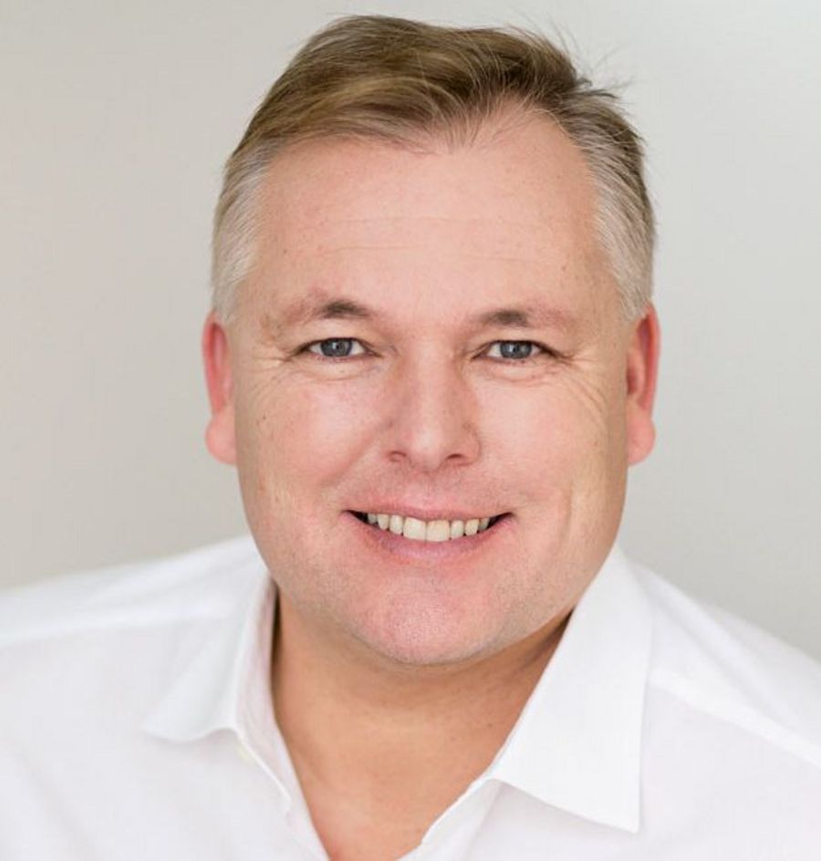 Prof. Dr. Dr. med. dent. Dirk Wiechmann, Gründer, Inhaber und Geschäftsführer der DW Lingual Systems GmbH Prof. Dr. Dr. med. dent. Dirk Wiechmann, Gründer, Inhaber und Geschäftsführer der DW Lingual Systems GmbH