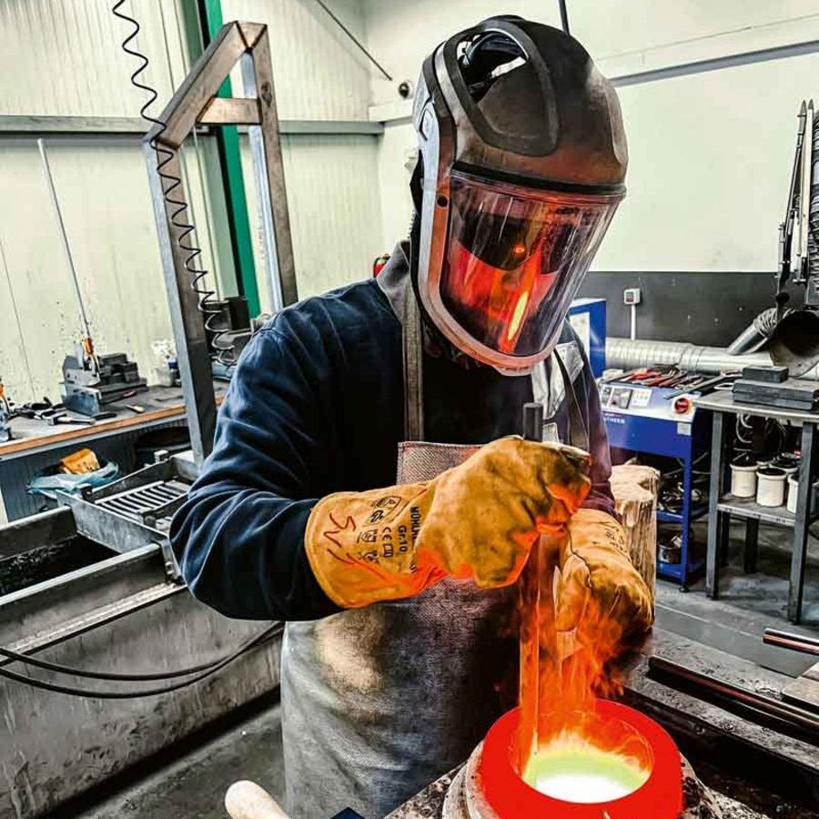 WEGHV Mitarbeiter beim Schmelzvorgang WEGHV Mitarbeiter beim Schmelzvorgang
