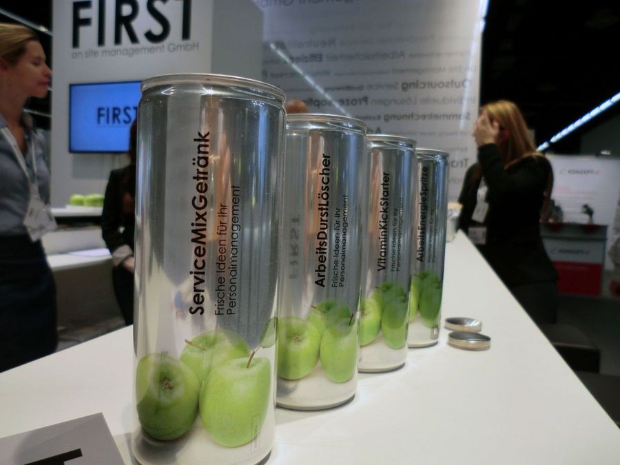Service Mix Getränke auf einem Messestand von FIRST. Service Mix Getränke auf einem Messestand von FIRST.