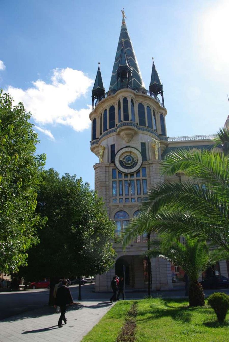 Eine der ungewöhnlichsten von Perrot geschaffenen Turmuhren: die astronomische Uhr im georgischen Batumi Eine der ungewöhnlichsten von Perrot geschaffenen Turmuhren: die astronomische Uhr im georgischen Batumi