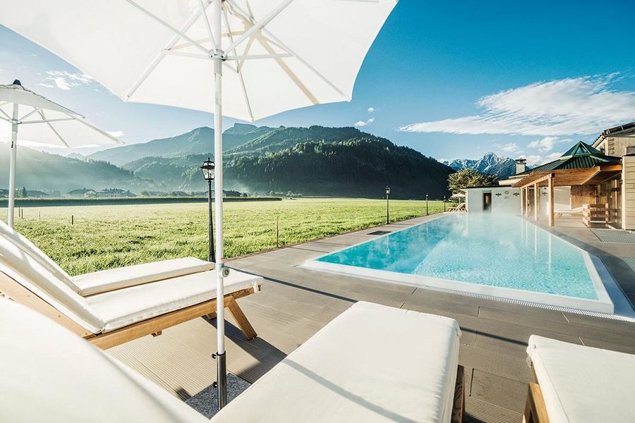 Hotel Theresa Außenanlage mit Pool Hotel Theresa Außenanlage mit Pool