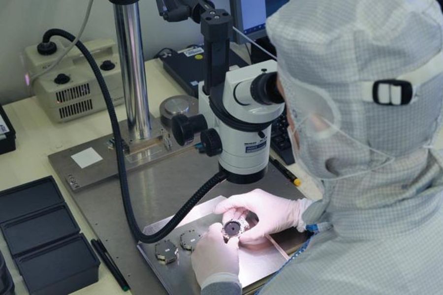 TESAT Mikroskoparbeit TESAT Mikroskoparbeit