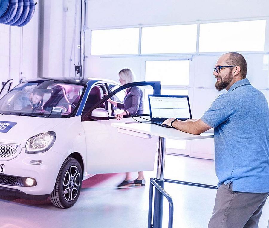 Car IT & Mobility - Produktlinie Daimler TSS, in der u.a. Themen wie car2go oder InCarDelivery weiterentwickelt werden. Car IT & Mobility - Produktlinie Daimler TSS, in der u.a. Themen wie car2go oder InCarDelivery weiterentwickelt werden.