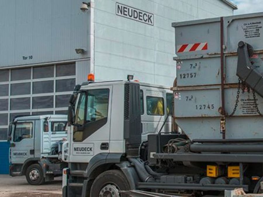 Moderner Fuhrpark von Neudeck. 