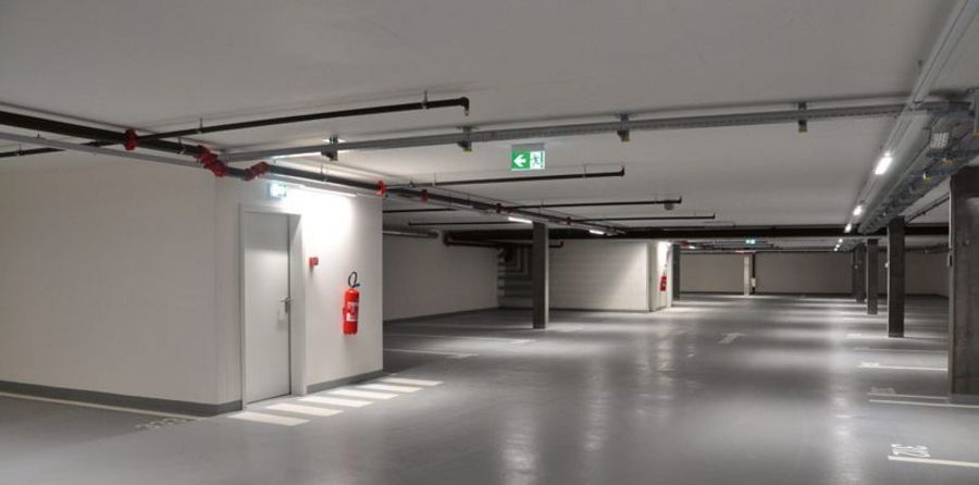 Aprotec - Notbeleuchtungselemente in einem Parkhaus Aprotec - Notbeleuchtungselemente in einem Parkhaus