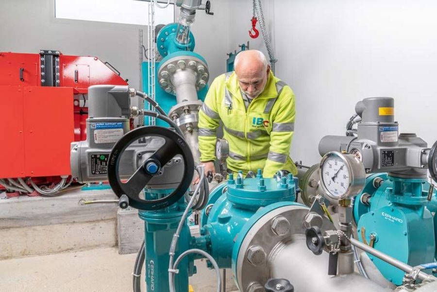 IBC Mitarbeiter im Wasserkraftwerk IBC Mitarbeiter im Wasserkraftwerk