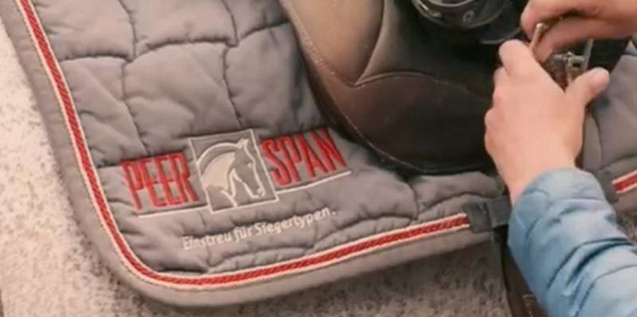  Peer-Span Logo auf ihrer Schabracke