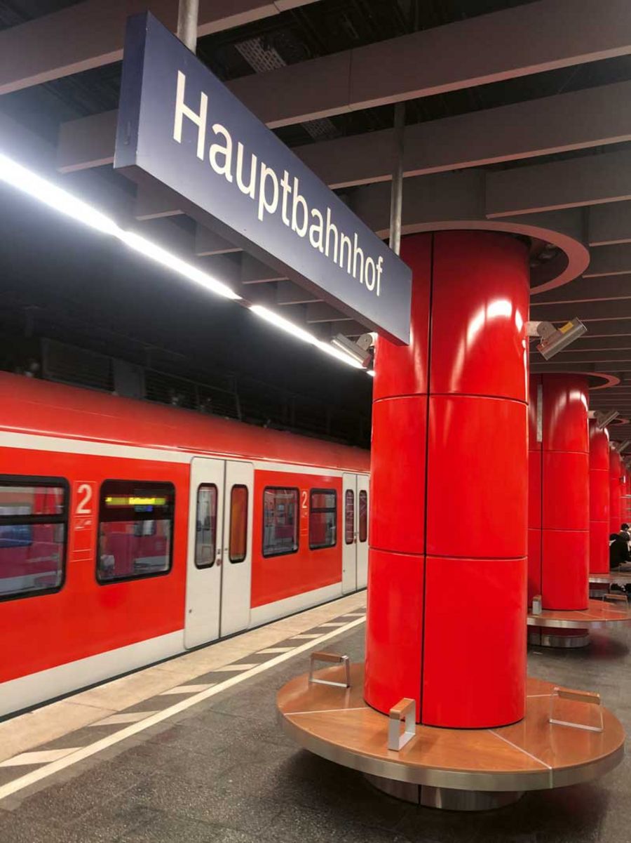 omara Emailliertes Schild am Münchner Hauptbahnhof omara Emailliertes Schild am Münchner Hauptbahnhof