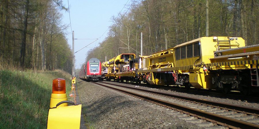 DB Fahrwegdienste: Sicherung von Baustellen an Gleisanlagen ist lebenswichtig. DB Fahrwegdienste: Sicherung von Baustellen an Gleisanlagen ist lebenswichtig.