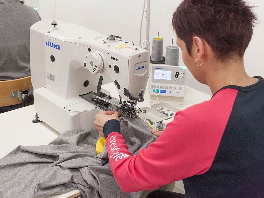 Crestyle verarbeitet verschiedene Stoffe aus Kunstfasern mit diversen Ausrüstungen. Crestyle verarbeitet verschiedene Stoffe aus Kunstfasern mit diversen Ausrüstungen.