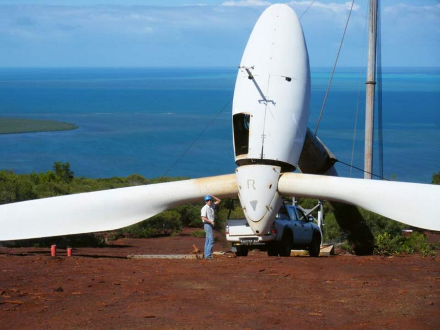 South Pole Carbon Installation einer Turbine am Prony and Kafeate Wind Project in Neukaledonien South Pole Carbon Installation einer Turbine am Prony and Kafeate Wind Project in Neukaledonien