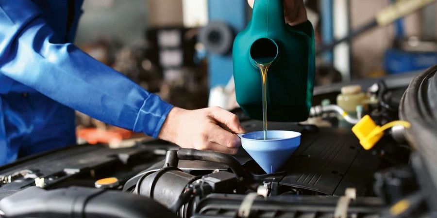 Addinol- Befüllung mit Motorenöl