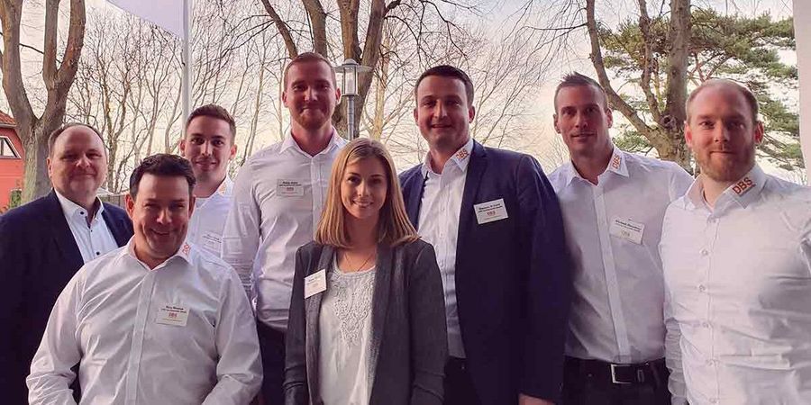 Ein Teil der Mannschaft mit den beiden Junior-Geschäftsführern Marie Bendig und Hannes Schütz Ein Teil der Mannschaft mit den beiden Junior-Geschäftsführern Marie Bendig und Hannes Schütz