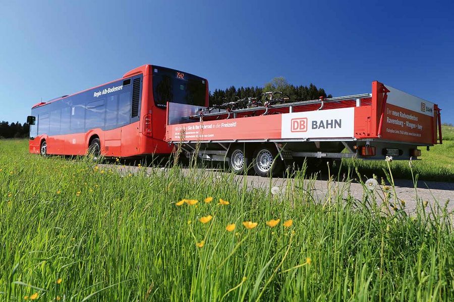 Bus mit Fahrradanhänger Bus mit Fahrradanhänger