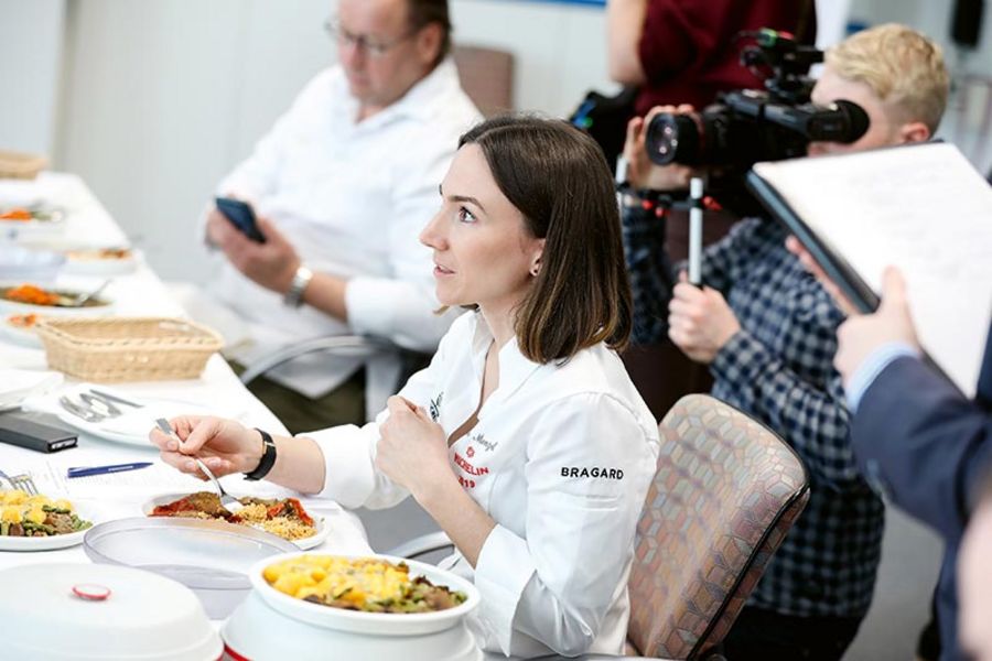Krankenhausessen von Profis gestaltet: Maike Menzel ist Deutschlands jüngste Sterneköchin Krankenhausessen von Profis gestaltet: Maike Menzel ist Deutschlands jüngste Sterneköchin