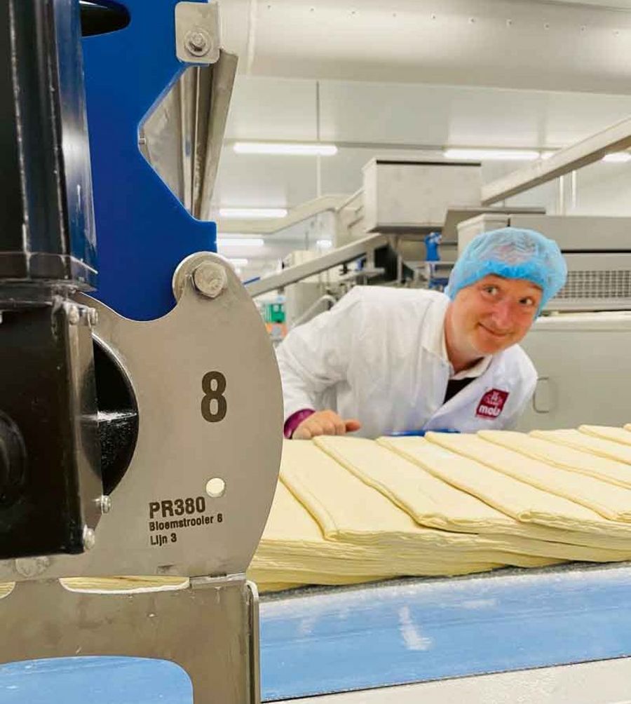Bakerman - Heiko Thees kontrolliert die Produktion von Blätterteig Bakerman - Heiko Thees kontrolliert die Produktion von Blätterteig