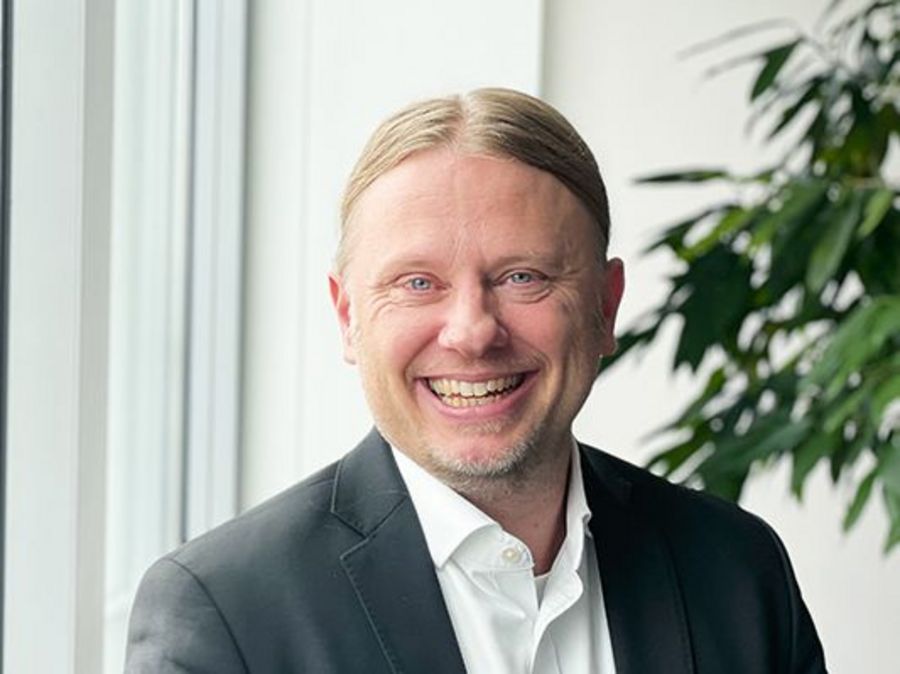 Degussa Bank AG Axel Schardt, Leiter Vertriebskanalmanagement, Product Owner Digital Twin Degussa Bank AG Axel Schardt, Leiter Vertriebskanalmanagement, Product Owner Digital Twin