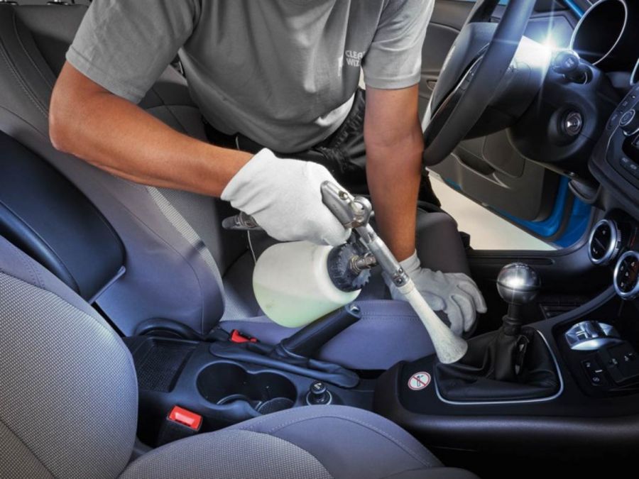 Aufbereitung eines Fahrzeuginnenraums durch Dent Wizard