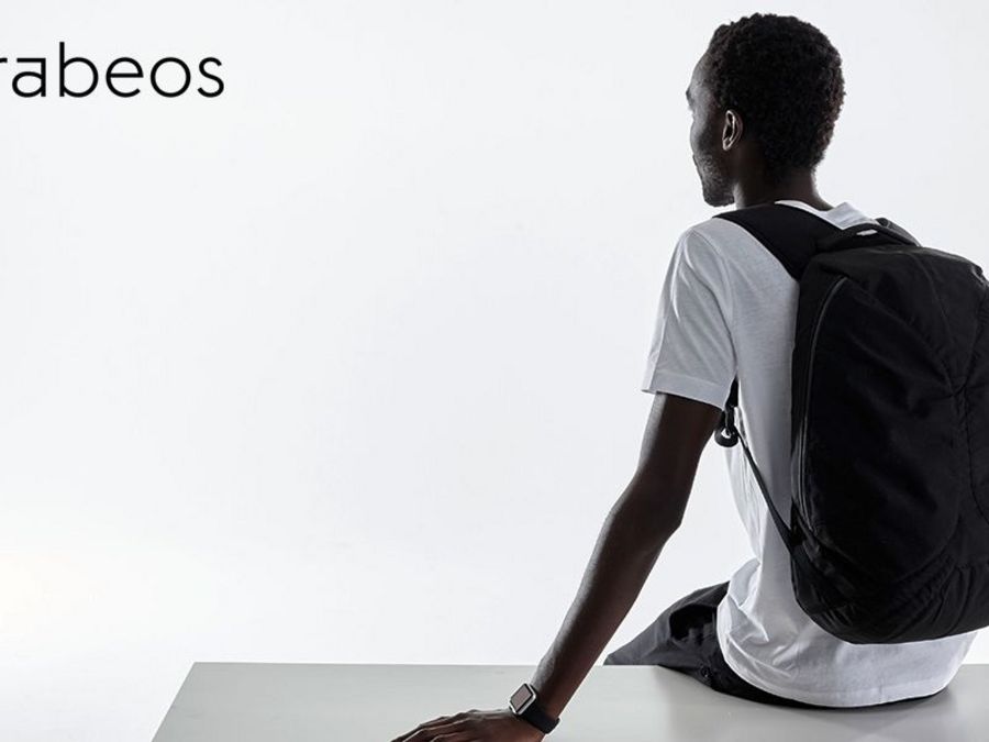 Ein Rucksack an der virtuellen Leine Ein Rucksack an der virtuellen Leine
