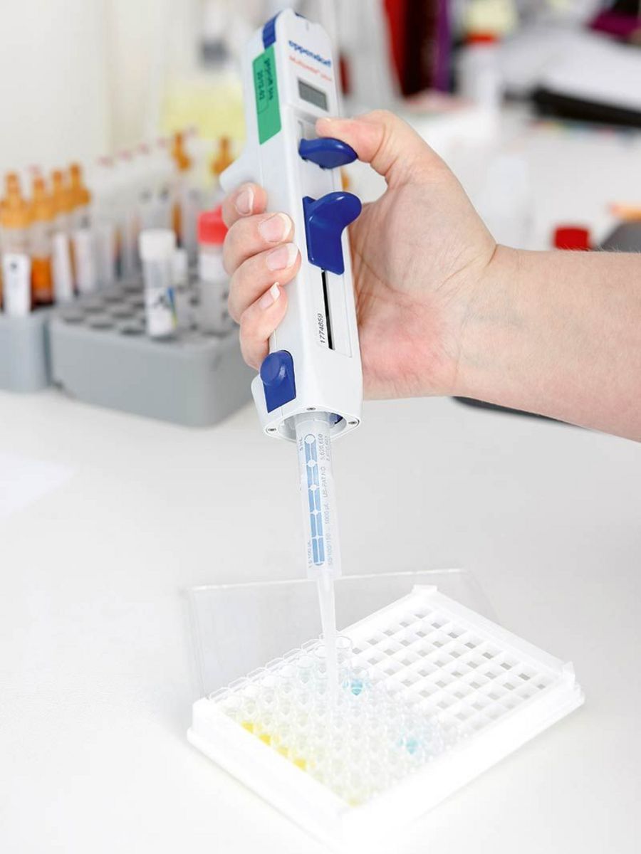 Dr. Fooke - Pipettieren eines Tests in die Mikrotiterplatte Dr. Fooke - Pipettieren eines Tests in die Mikrotiterplatte