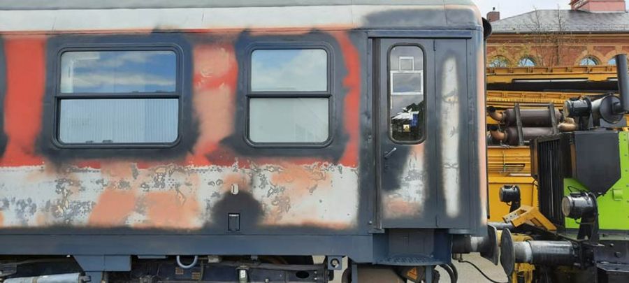 OWS Arbeiten an einem Personenwaggon OWS Arbeiten an einem Personenwaggon