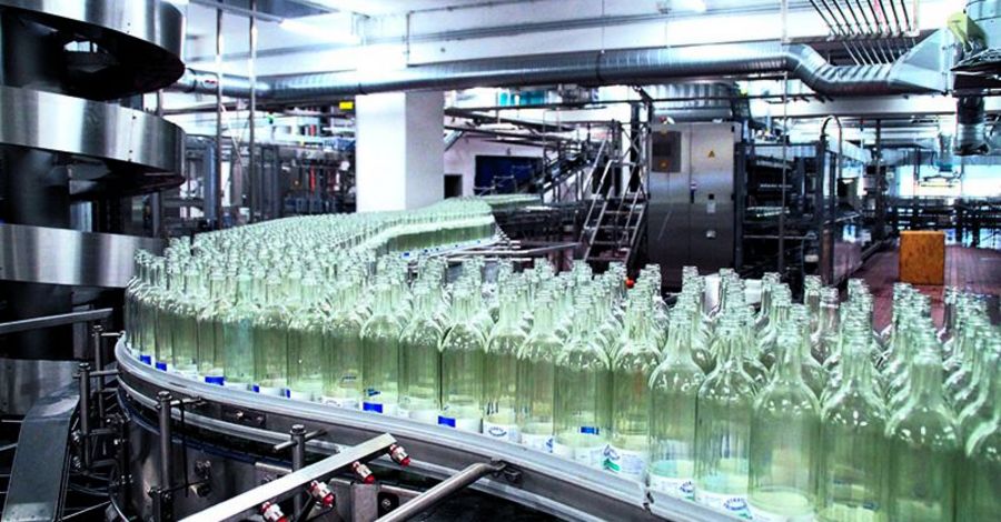 Neuester Stand der Technik: Die 2016 in Betrieb genommene Mehrwegglasanlage Neuester Stand der Technik: Die 2016 in Betrieb genommene Mehrwegglasanlage