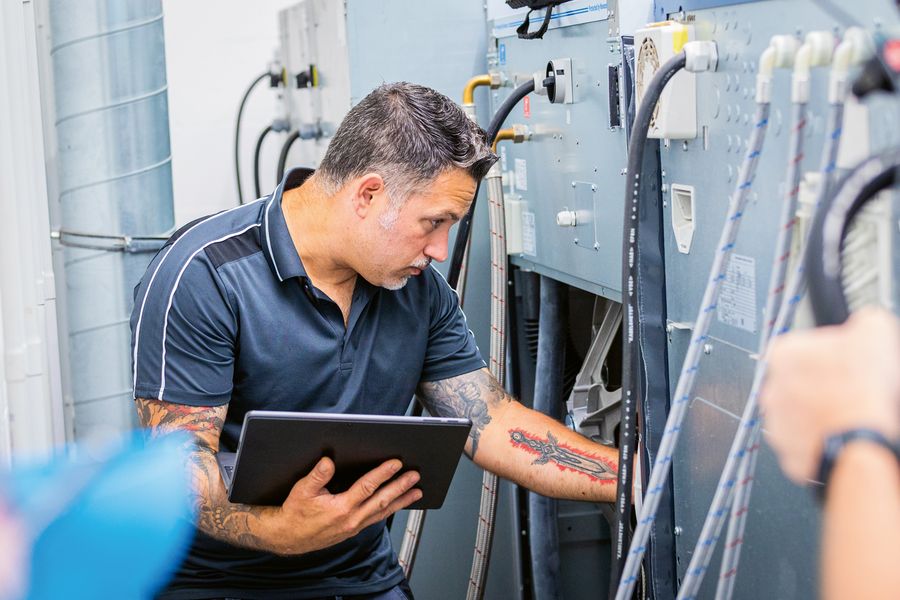 ...am Ende steht und fällt ServiceKontor24 mit seinen Handwerkern, die in den Filialen der Kunden die Maschinen betreuen und reparieren ...am Ende steht und fällt ServiceKontor24 mit seinen Handwerkern, die in den Filialen der Kunden die Maschinen betreuen und reparieren