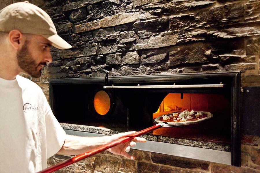Backmischung für eine Pizza bei Eataly. Backmischung für eine Pizza bei Eataly.