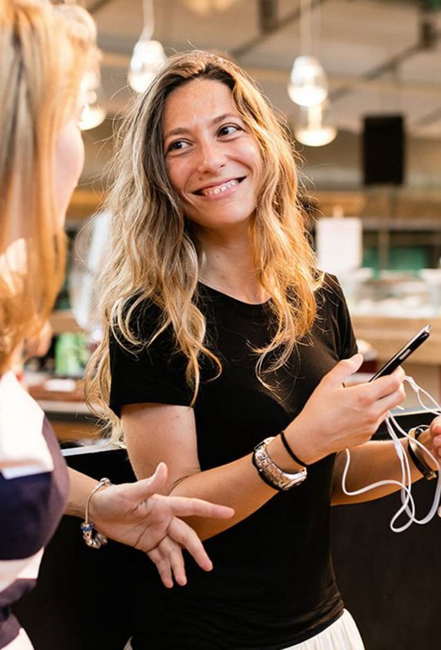 Bei Eataly kommen Menschen miteinander ins Gespräch. Bei Eataly kommen Menschen miteinander ins Gespräch.