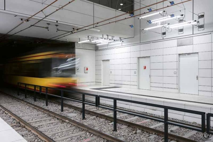 Hodapp - Türen von Hodapp in einem Straßenbahntunnel in Karlsruhe Hodapp - Türen von Hodapp in einem Straßenbahntunnel in Karlsruhe