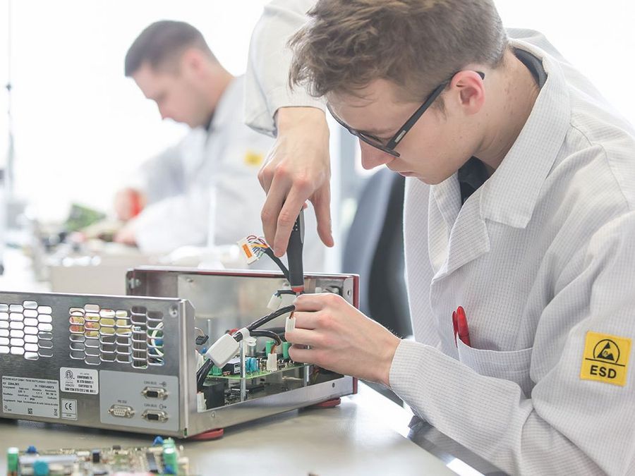 Mitarbeiter in der Reparaturwerkstatt Mitarbeiter in der Reparaturwerkstatt