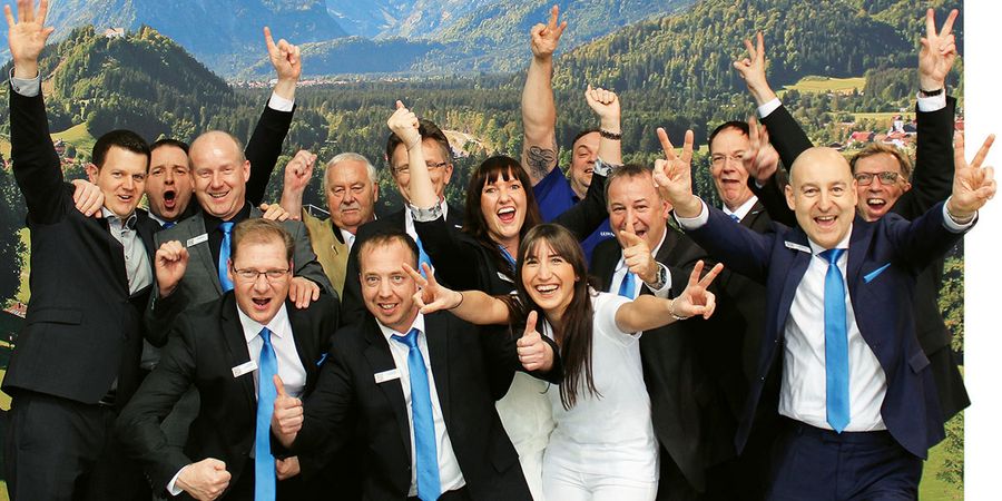 ULTRADENT Mitarbeiter ULTRADENT und die Mitarbeiter sind stolz auf ihre Produkte und lieben ihre Arbeit – hier ein Teil des Teams nach der weltweit größten Dentalmesse IDS