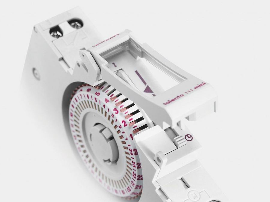 talento 111 mini – kompakte, mit Synchronantrieb ausgestattete Verteilerschaltuhr von Grässlin talento 111 mini – kompakte, mit Synchronantrieb ausgestattete Verteilerschaltuhr von Grässlin