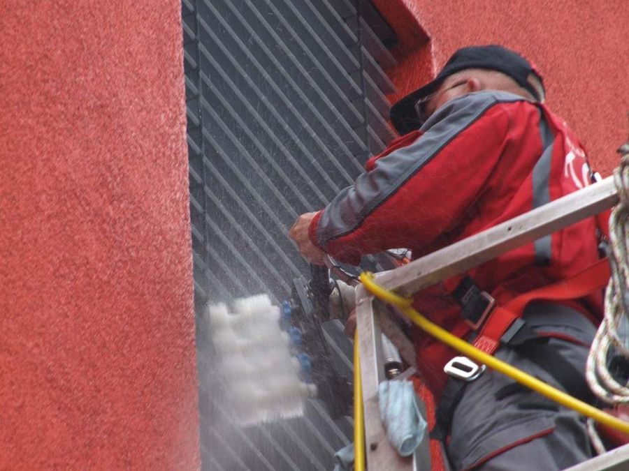 Koch-Mitarbeiter bei der Glasreinigung Koch-Mitarbeiter bei der Glasreinigung