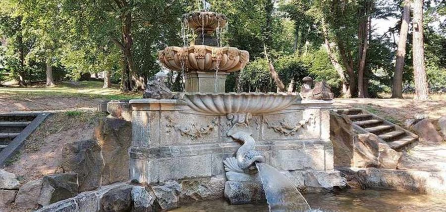 Den Brunnen im Schlosspark Gönnsdorf hat FUCHS+GIRKE ebenfalls saniert Den Brunnen im Schlosspark Gönnsdorf hat FUCHS+GIRKE ebenfalls saniert