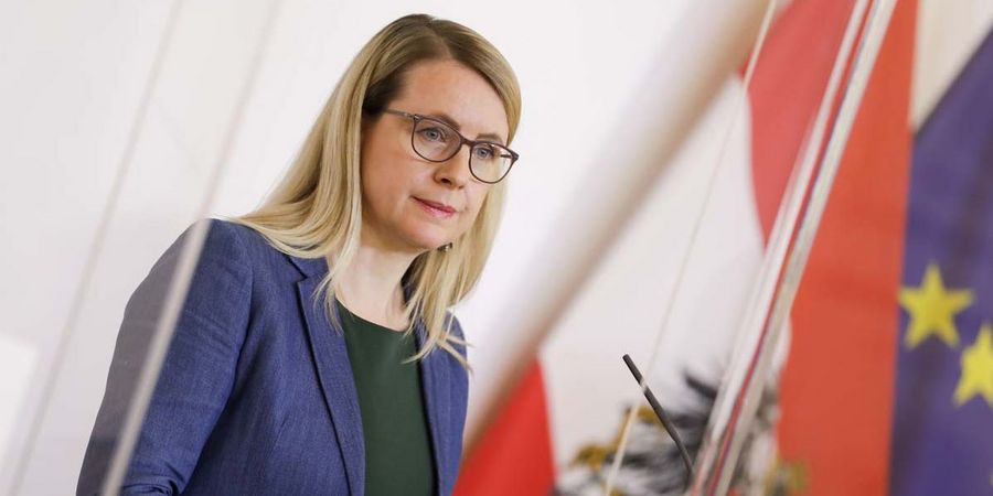 Dr. Margarete Schramböck, Bundesministerin für Digitalisierung und Wirtschaftsstandort Republik Österreich Dr. Margarete Schramböck, Bundesministerin für Digitalisierung und Wirtschaftsstandort Republik Österreich