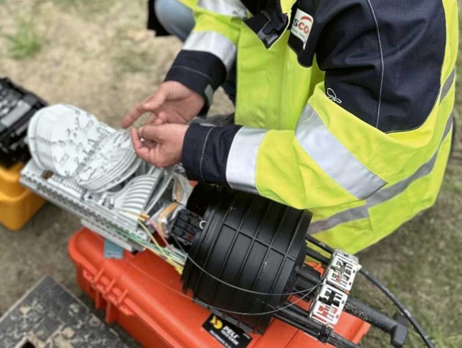 e-discom - Glasfaserarbeit an einer Erdmuffe
