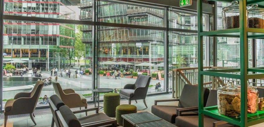 Das Starbucks Coffee House am Potsdamer Platz in Berlin überzeugt durch individuelles Design, das die lokale Kultur und Atmosphäre integriert Das Starbucks Coffee House am Potsdamer Platz in Berlin überzeugt durch individuelles Design, das die lokale Kultur und Atmosphäre integriert