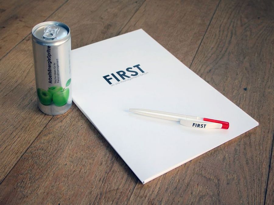 Eine Dose Arbeitsenergie und ein Block mit Stift von FIRST. Eine Dose Arbeitsenergie und ein Block mit Stift von FIRST.
