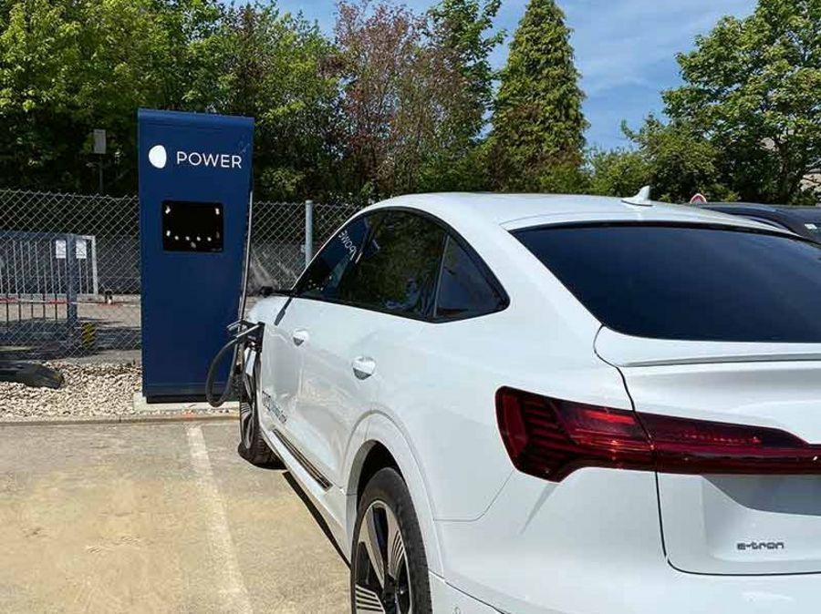 Schwaba - Der Audi e-Tron ist das erste rein elektrische Fahrzeug der Marke Audi Schwaba - Der Audi e-Tron ist das erste rein elektrische Fahrzeug der Marke Audi