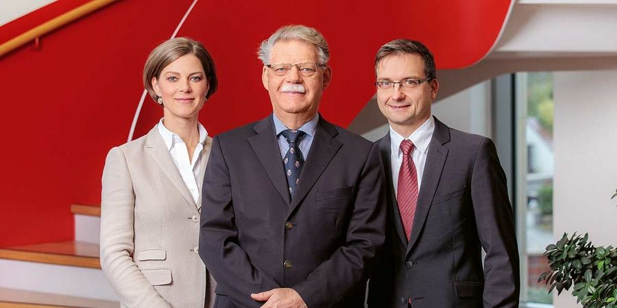 Der Kaufmann, Drogist und Gesundheitsautor Dr. h. c. Peter Jentschura leitet das Unternehmen gemeinsam mit seiner Tochter Barbara Jentschura und dem Diplom-Betriebswirt Matthias Buß Der Kaufmann, Drogist und Gesundheitsautor Dr. h. c. Peter Jentschura leitet das Unternehmen gemeinsam mit seiner Tochter Barbara Jentschura und dem Diplom-Betriebswirt Matthias Buß
