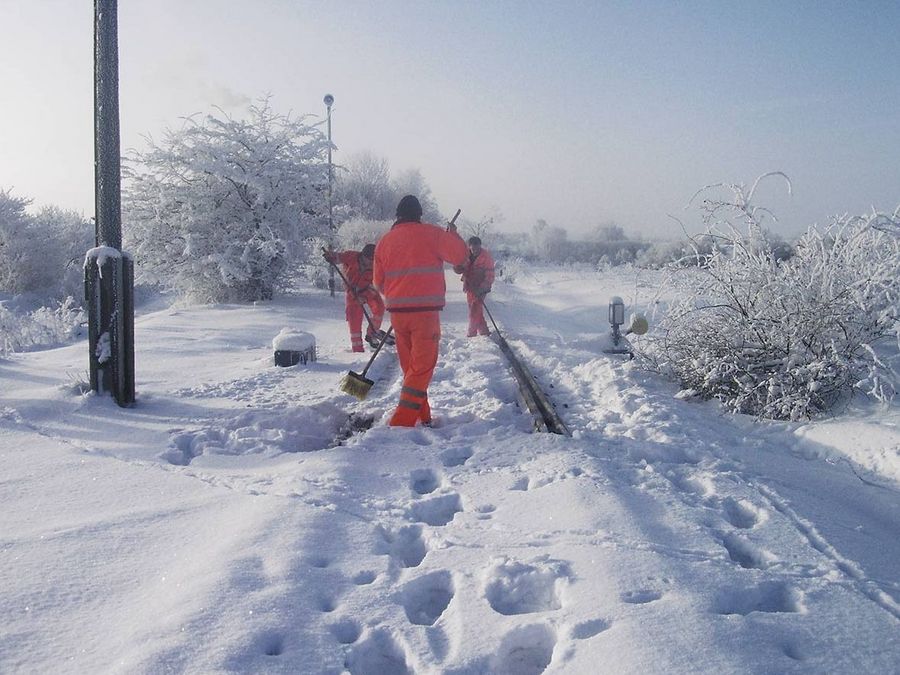 Eine von vielen Aufgaben der DB Fahrwegdienste: Winterdienst an Gleisanlagen. Eine von vielen Aufgaben der DB Fahrwegdienste: Winterdienst an Gleisanlagen.